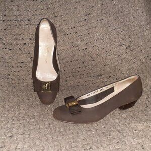 SALVATORE FERRAGAMO-Varina Bow-Brown Nubuck Loafers-Sz 5B-Excellent